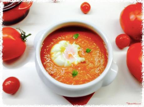 Crema de tomate con huevo poché Crema de tomate con huevo poché