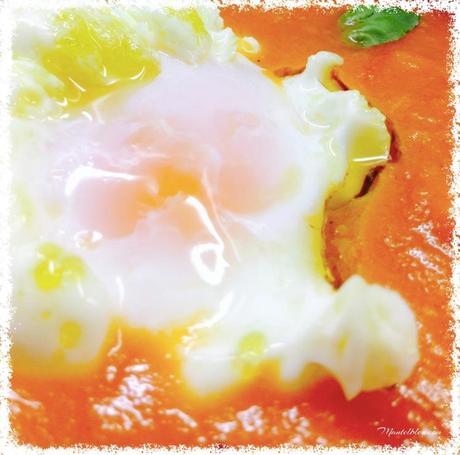 Crema de tomate con huevo poché Crema de tomate con huevo poché