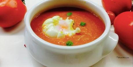 Crema de tomate con huevo poché