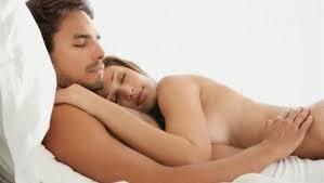 LOS BENEFICIOS DE DORMIR DESNUDO