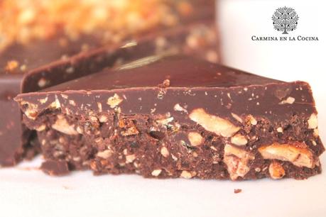 TURRÓN DE CHOCOLATE CON  AOVE Y PRALINÉ DE AVELLANAS #ASALTABLOGS