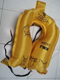 ¿Por qué en caso de una emergencia no se puede inflar el chaleco salvavidas dentro del avión?