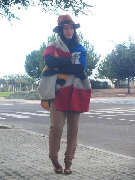 Outfit: Capa y sombrero