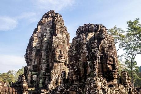 Caras esculpidas en piedra