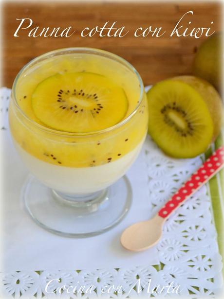 Panacota o panna cotta con gelatina de kiwi. Postre italiano, fácil, rápido y casero. Postres originales.