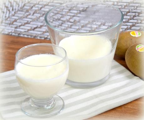 Panacota o panna cotta con gelatina de kiwi. Postre italiano, fácil, rápido y casero. Postres originales.