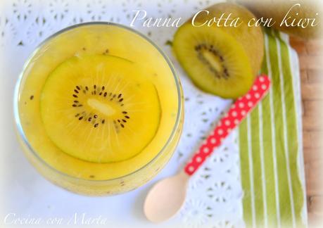 Panacota o panna cotta con gelatina de kiwi. Postre italiano, fácil, rápido y casero. Postres originales.