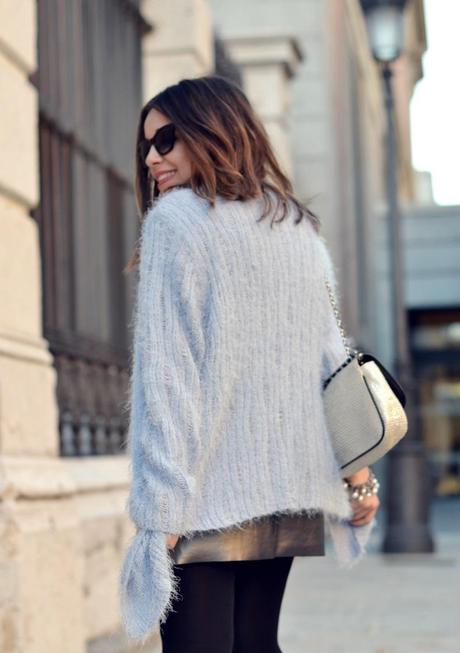 look de fiesta, party outfit, baby blue cardigan look, nine west black pumps shopping, silver mini skirt look