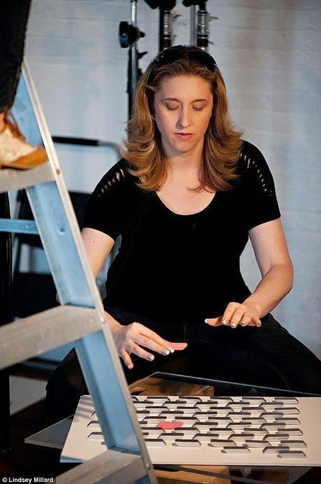 Ashly Covington modelo de manos