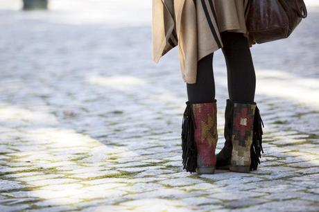 street style barbara crespo how sty boots retiro poncho outfit fashion blogger hake bag blog de moda