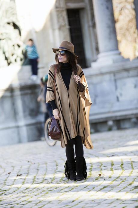 street style barbara crespo how sty boots retiro poncho outfit fashion blogger hake bag blog de moda