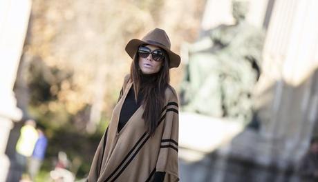 street style barbara crespo how sty boots retiro poncho outfit fashion blogger hake bag blog de moda