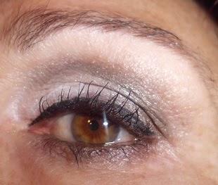 maquillaje de ojos plateado