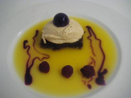 MOUSSE DE TURRÓN CON BIZCOCHO DE CHOCOLATE Y GELATINA DE NARANJA A LA MIEL