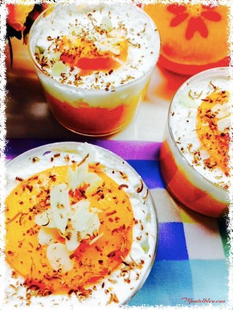 Crema de caqui y nata con ralladura de chocolate y almendras