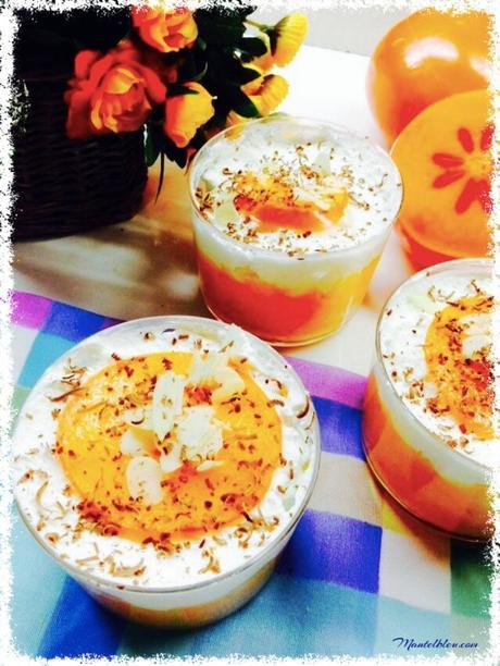 Crema de caqui y nata con ralladura de chocolate y almendras