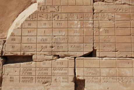 Antiguo calendario egipcio descubierto en Karnak.