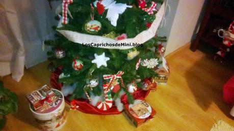 Preparando la Navidad, decoración de mesa, sillas, árbol todo en rojo