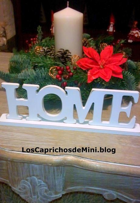 Preparando la Navidad, decoración de mesa, sillas, árbol todo en rojo