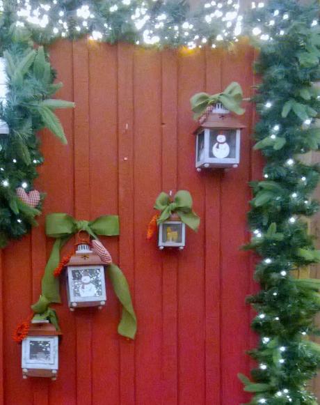 Preparando la Navidad, decoración de mesa, sillas, árbol todo en rojo