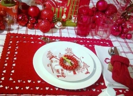 Preparando la Navidad, decoración de mesa, sillas, árbol todo en rojo