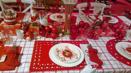 Preparando la Navidad, decoración de mesa, sillas, árbol todo en rojo