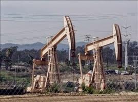 Barril de petróleo bajó  a 52.65 dólares, en último día del año.