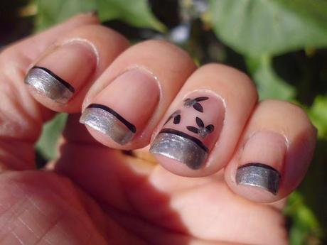 manicura francesa plateada con flores