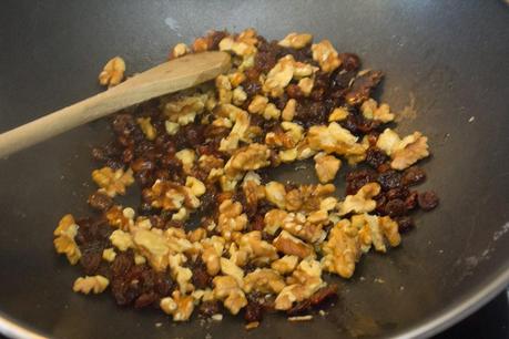 Ensalada navideña de pollo, queso de cabra y espinacas