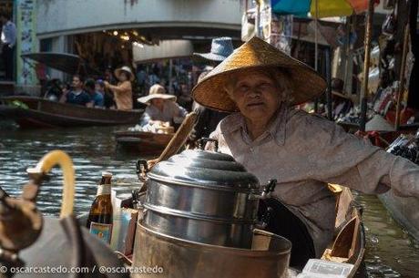 Mujer en los mercados flotantes de Damnoen Saduak