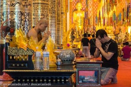 Año nuevo budista en un templo de Chiang Mai