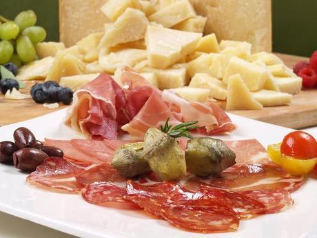 El antipasto en la gastronomía italiana consiste en un aperitivo servido antes de comer los demás platos