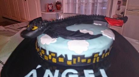 TARTA DESDENTAO PARA ANGEL (COMO ENTRENAR A UN DRAGON)