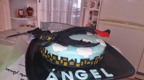 TARTA DESDENTAO PARA ANGEL (COMO ENTRENAR A UN DRAGON)