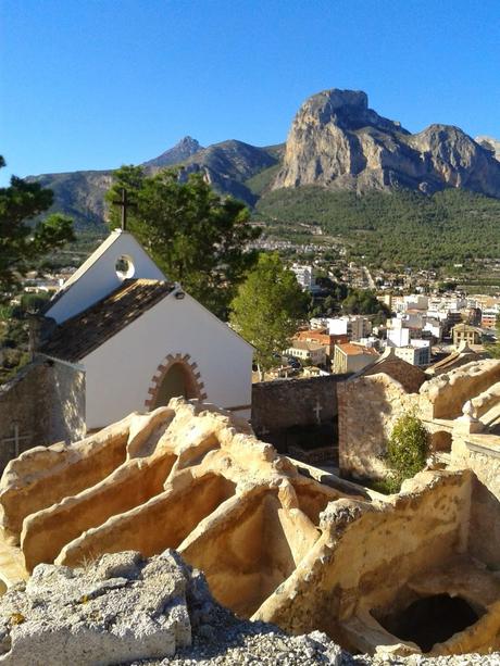 Paseos por la Costa Blanca: Polop y su cementerio literario