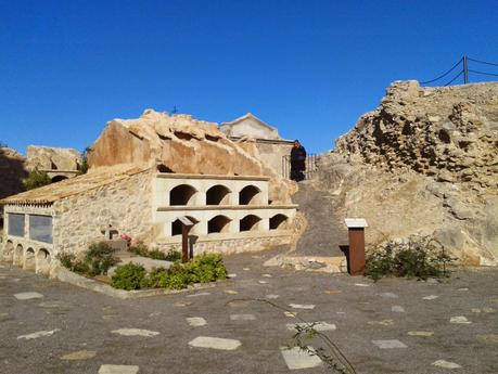 Paseos por la Costa Blanca: Polop y su cementerio literario