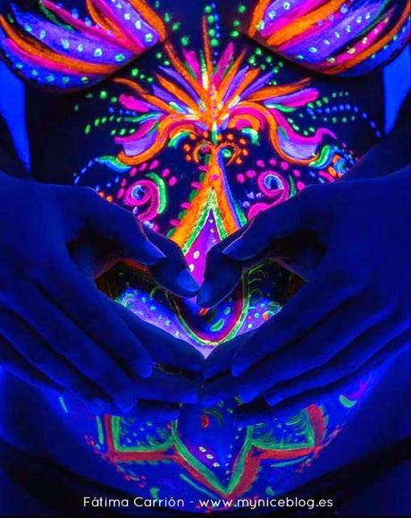 Bodypaint flúor para una futura mamá