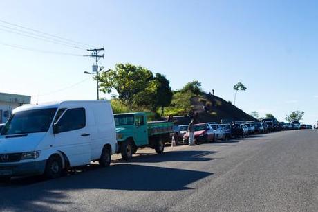 Fila para poner gasolina y diesel