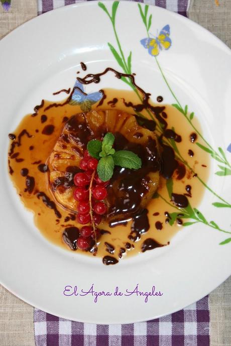 Piña flambeada, Amaretto, salsa de chocolate,postres