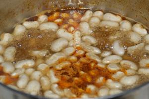 Cocinando una sopa típica del norte de Marruecos, Bisara