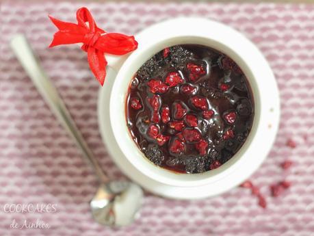 MUG CAKE CHOCOLATE FONDANT CON SIROPE DE FRESA MUG CAKE CHOCOLATE FONDANT CON SIROPE DE FRESA