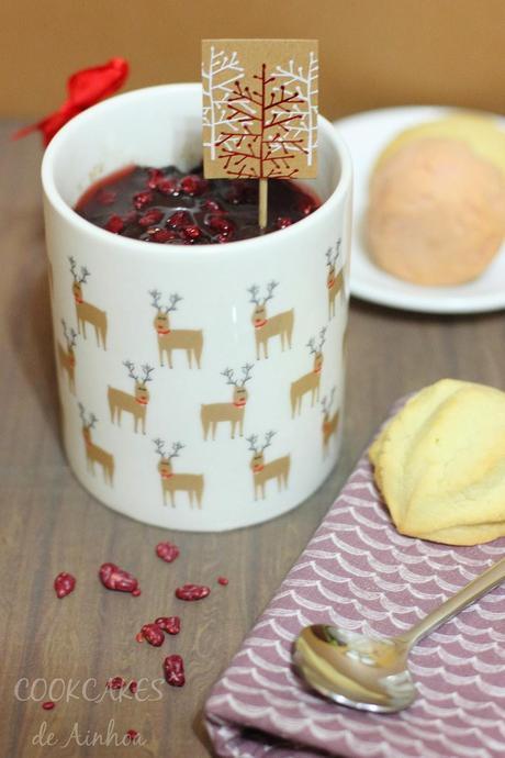 MUG CAKE CHOCOLATE FONDANT CON SIROPE DE FRESA MUG CAKE CHOCOLATE FONDANT CON SIROPE DE FRESA