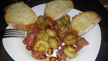 Salteado de champiñones con jamón y cacahuetes.