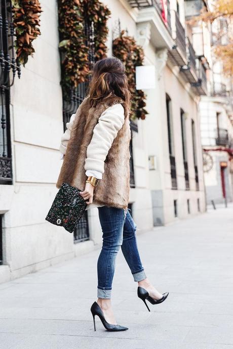 Tous_Jewelry-Faux_Fur_Vest-Ripped_Jeans-Beaded_Clutch-Outfit-Street_Style-51