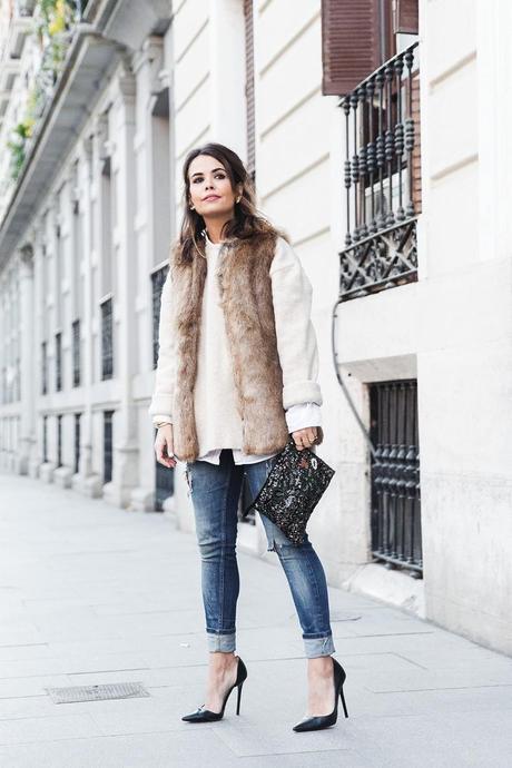 Tous_Jewelry-Faux_Fur_Vest-Ripped_Jeans-Beaded_Clutch-Outfit-Street_Style-18