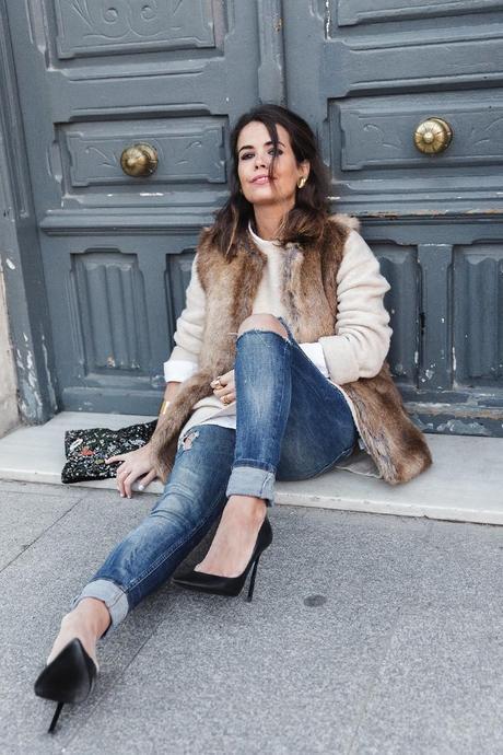 Tous_Jewelry-Faux_Fur_Vest-Ripped_Jeans-Beaded_Clutch-Outfit-Street_Style-29