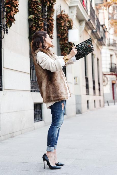 Tous_Jewelry-Faux_Fur_Vest-Ripped_Jeans-Beaded_Clutch-Outfit-Street_Style-46