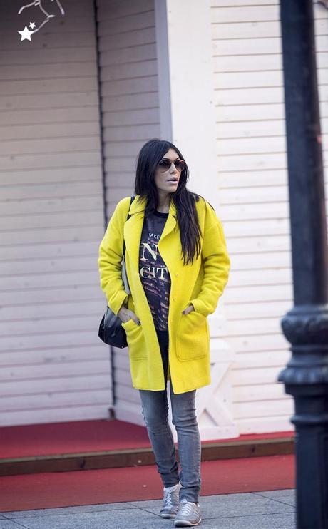 street style barbara crespo yellow zara coat denim jeans adidas sneakers fashion blogger outfit blog de moda