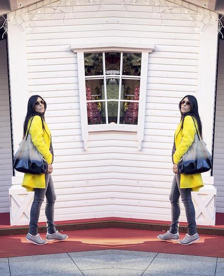 street style barbara crespo yellow zara coat denim jeans adidas sneakers fashion blogger outfit blog de moda