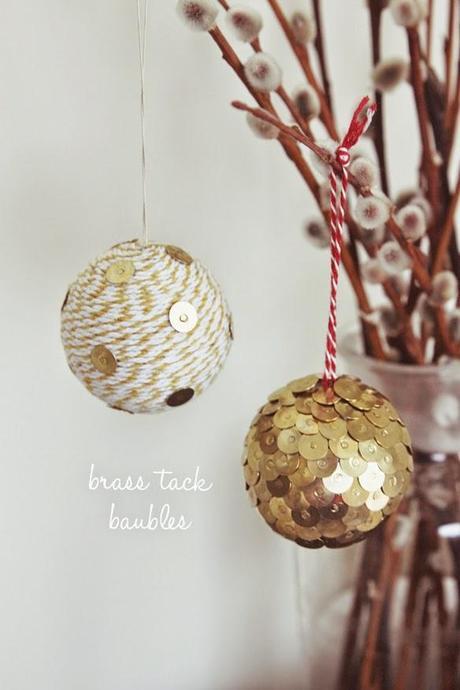 4 ideas DIY de Navidad para hacer con nuestros hijos Bolas con tachuelas doradas
